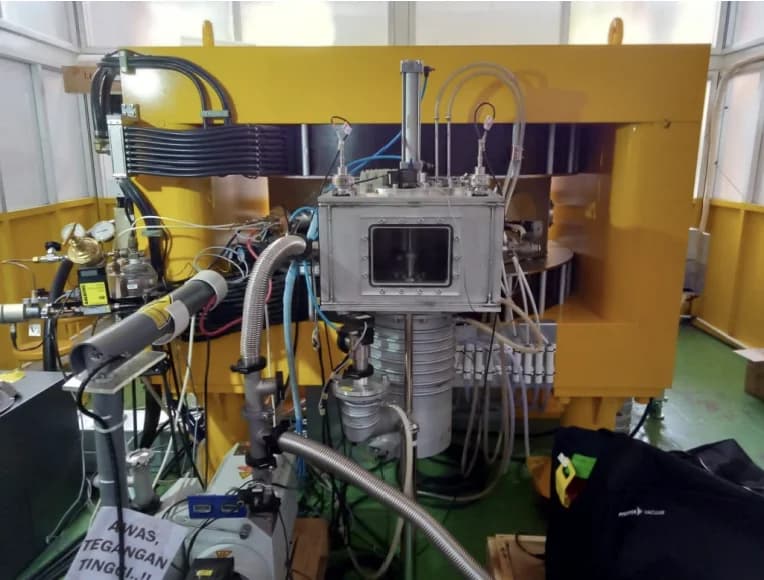 Cyclotron DECY 13 MeV